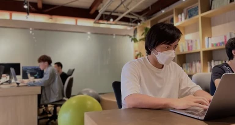 オフィスで作業する様子